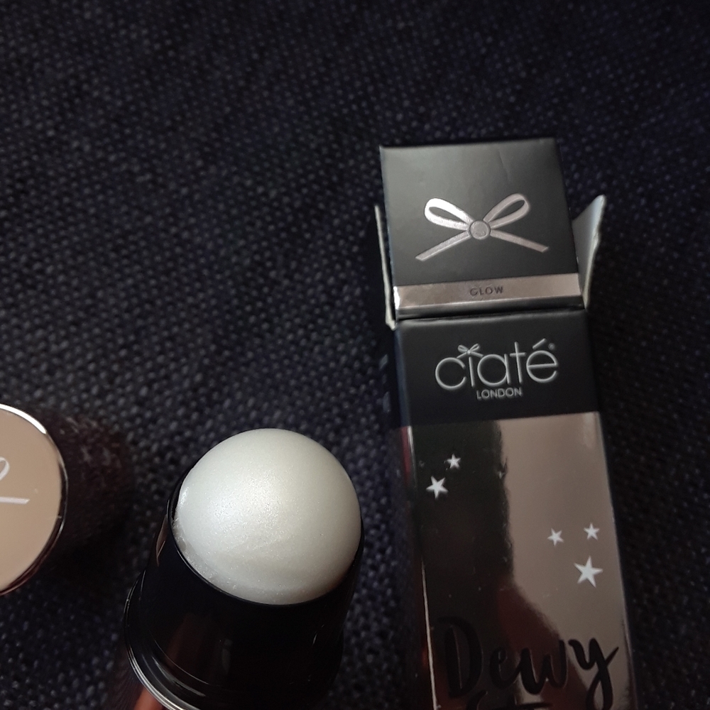 NIB Ciate Dewy Stix in Glow ๐๐๐๐ - Picture 2 of 2